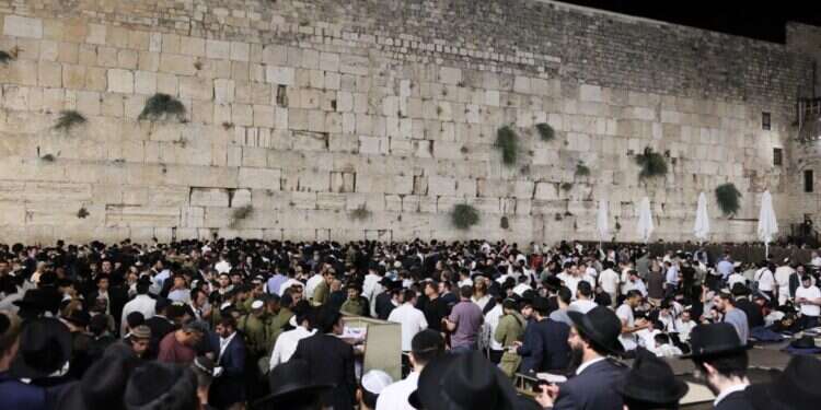 אלפי מתפללים ברחבת הכותל המערבי, הערב. צילום: הקרן למורשת הכותל