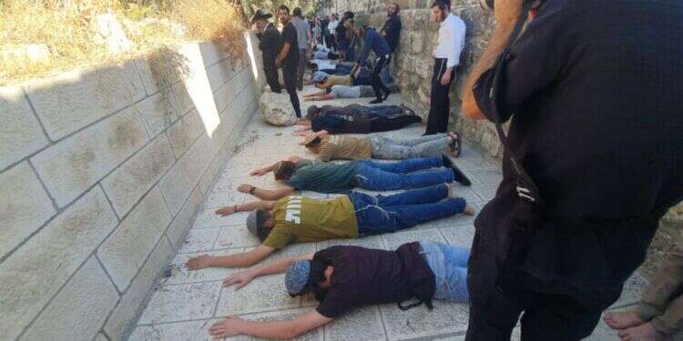 יהודים משתחווים בהר הבית, תשעה באב תשפ השר בן גביר עלה להר הבית – לשכת רה״מ גינתה, גפני שלח איומים