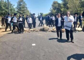 ההפגנות נגד הגיוס: מאות חרדים חסמו צירי תנועה והציתו אש בצפון