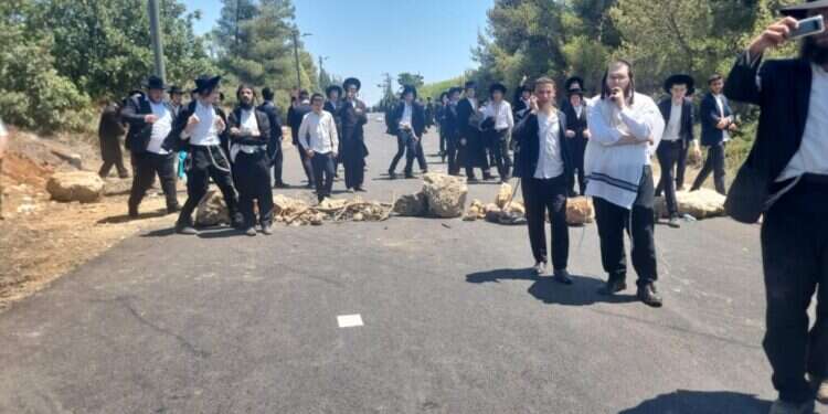 מפגינים חרדים סמוך למחוה אלון. אב תשפ ההפגנות נגד הגיוס: מאות חרדים חסמו צירי תנועה והציתו אש בצפון