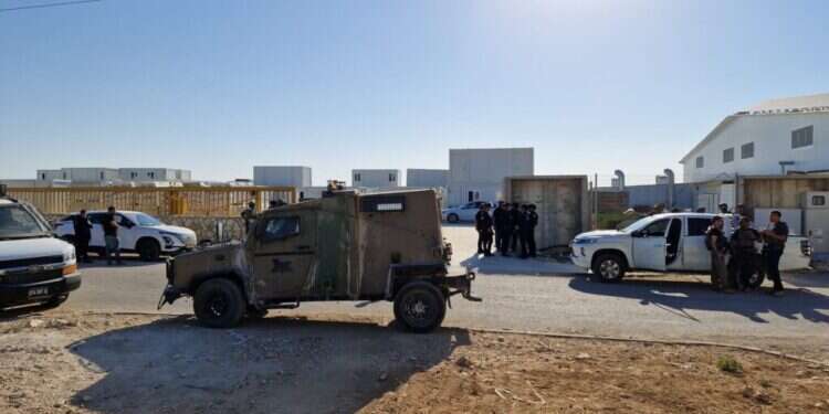 זירת הפיגוע באזור התעשייה בקדומים.
צילום: TPS נפטר הישראלי שנפצע אנוש בפיגוע ליד קדומים