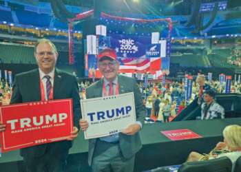 מארק צל (מימין), יו"ר המפלגה הרפובליקנית בישראל, עם אריאל סנדר, בוועידת המפלגה שהתקיימה לפני כחודש במילווקי. צילום: המפלגה הרפובליקנית בישראל