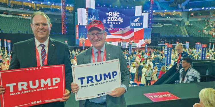 מארק צל (מימין), יו מארק צל (מימין), יו"ר המפלגה הרפובליקנית בישראל, עם אריאל סנדר, בוועידת המפלגה שהתקיימה לפני כחודש במילווקי. צילום: המפלגה הרפובליקנית בישראל