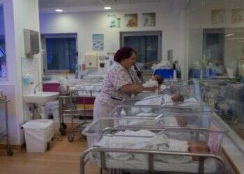 9 חודשים אחרי נפילת בנה: חיה פיש חילקה שי ליולדות בבתי החולים