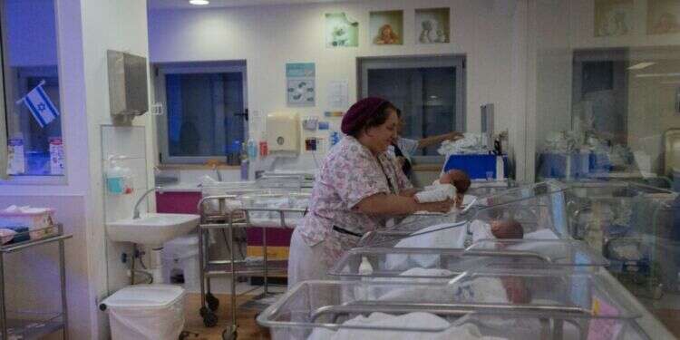 מחלקת יולדות בבית החולים שערי צדק בירושלים. צילום: חיים גולדברג, פלאש 90 9 חודשים אחרי נפילת בנה: חיה פיש חילקה שי ליולדות בבתי החולים
