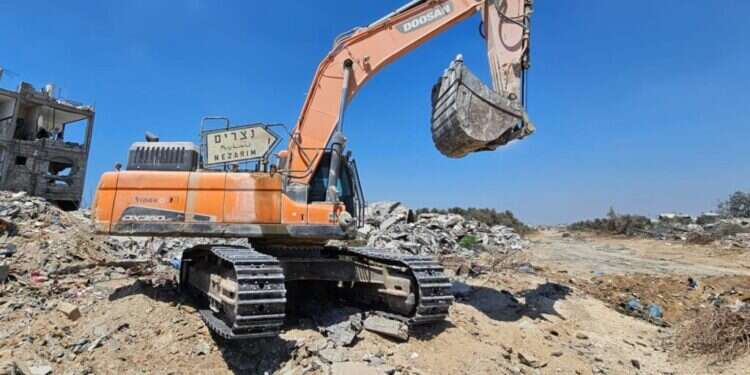 "נצרים עדיין חי בלבבות שלנו": שלט הכניסה ליישוב הוחזר לתושבים בטקס מרגש