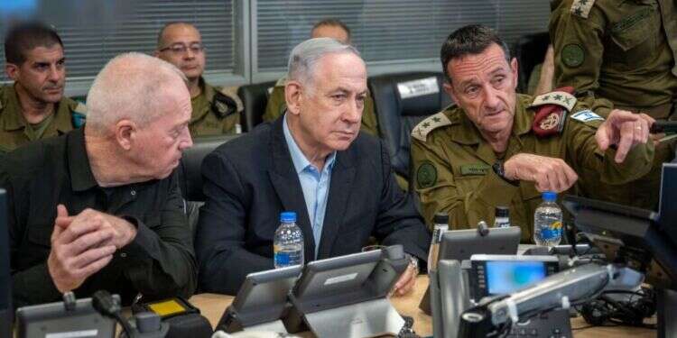 הלוי, נתניהו וגלנט בקריה. צילום: דובר צה גם אחרי אסון השבת השחורה לישראל עדיין אין אסטרטגיה לאומית