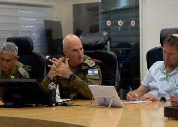 אלוף פיקוד צפון אורי גורדין, בפגישתו עם ראשי הרשויות בצפון, אתמול. צילום: דובר צה אלוף פצ"ן לראשי הרשויות בצפון: "התוכניות ההתקפיות שלנו מוכנות"