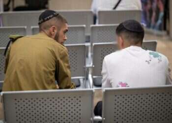 צעיר חרדי בלשכת הגיוס. צילום: דובר צה 900 צווים נשלחו – אך רק 48 חרדים התייצבו בבקו"ם