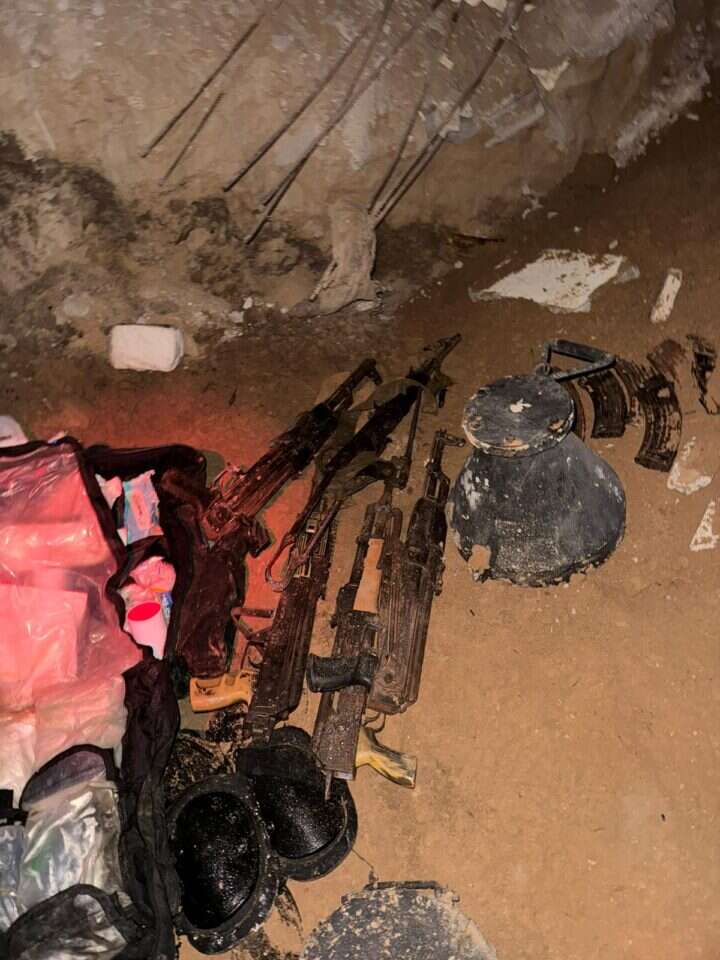 אמל"ח וציוד שנתפסו במנהרה בחאן יונס. צילום: דובר צה"ל