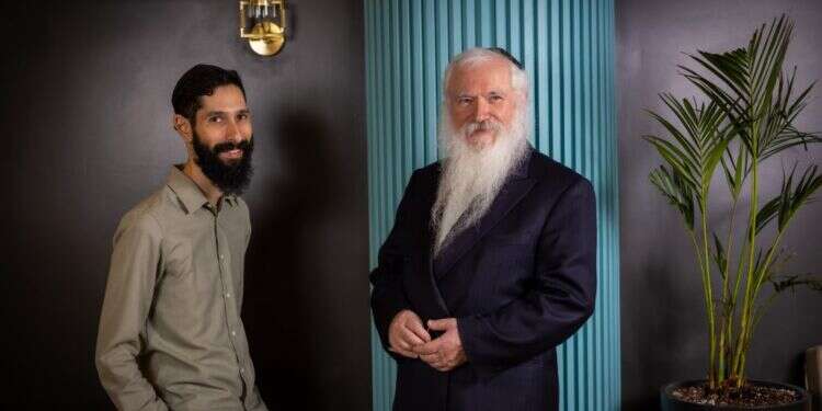 הרב מאניס פרידמן (מימין) וד הרב הכי פופולרי ביוטיוב מציג: "כך ננצח את המלחמה"