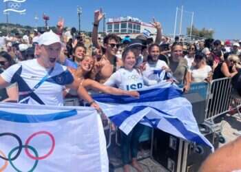 האוהדים הישראלים חוגגים סוף שבוע היסטורי באולימפיאדה, 2024. צילום: World Sailing סוף שבוע היסטורי בפריז: 4 מדליות לישראל – כולל אחת מזהב