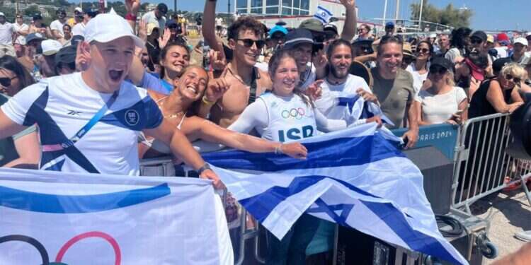 האוהדים הישראלים חוגגים סוף שבוע היסטורי באולימפיאדה, 2024. צילום: World Sailing סוף שבוע היסטורי בפריז: 4 מדליות לישראל – כולל אחת מזהב