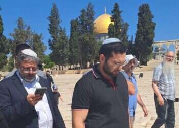 השר בן גביר והשר וסרלאוף בהר הבית, תשעה באב תשפ השר בן גביר עלה להר הבית – לשכת רה״מ גינתה, גפני שלח איומים