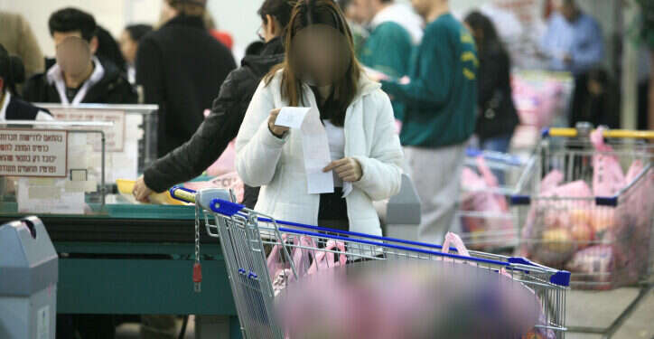 סופר, אילוסטרציה. צילום: נתי שוחט, פלאש 90 עבדו כקופאיות בסופר: 2 נשים מעזה נעצרו במודיעין