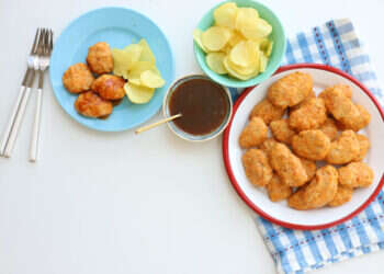 נאגטס עוף וירקות ברוטב צ׳ילי וסויה. צילום: אפרת ליכטנשטט