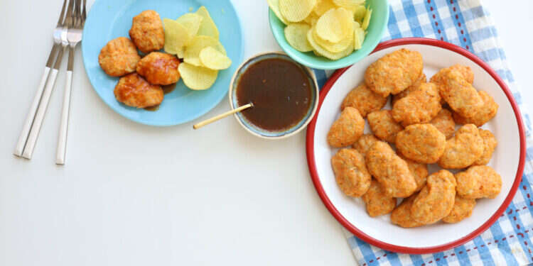 נאגטס עוף וירקות ברוטב צ׳ילי וסויה. צילום: אפרת ליכטנשטט