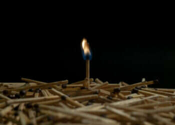 לא מהלכים קוסמו-פוליטיים ותככים בינלאומיים חורצים דין, אלא מעשה מזוקק אחד