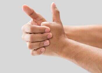 סיפורי סבתא או מחקר מדעי: האם "קליקים" באצבעות מסוכנים