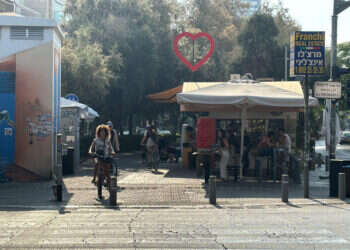 "פשוט שוכחים מזה": התל-אביבים ממשיכים לבלות גם בבוקר שאחרי הפיצוץ