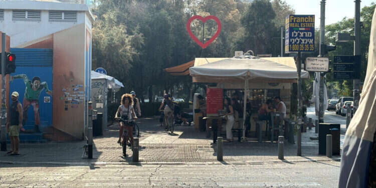 "פשוט שוכחים מזה": התל-אביבים ממשיכים לבלות גם בבוקר שאחרי הפיצוץ