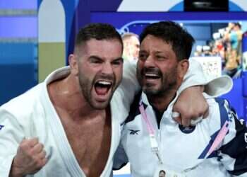 פיטר פלצ'יק (משמאל) עם מאמנו אורן סמדג'ה חוגגים את הזכייה במדליה, לפני כשבועיים. צילום: אי.פי.איי