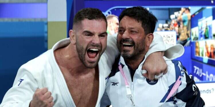 פיטר פלצ'יק (משמאל) עם מאמנו אורן סמדג'ה חוגגים את הזכייה במדליה, לפני כשבועיים. צילום: אי.פי.איי פיטר פלצ'יק (משמאל) עם מאמנו אורן סמדג'ה חוגגים את הזכייה במדליה, לפני כשבועיים. צילום: אי.פי.איי