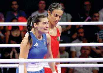 המתאגרפת האיטלקית אנג'לה קאריני (משמאל) והאלג'יראית אימאן חליף בתום התחרות. צילום: EPA