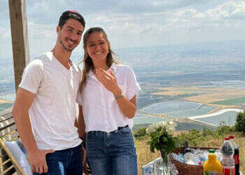 "הוא היה גבר־גבר וגם מתוק". אמונה ויהונתן בהצעת הנישואין ביום העצמאות. צילום: באדיבות המשפחה