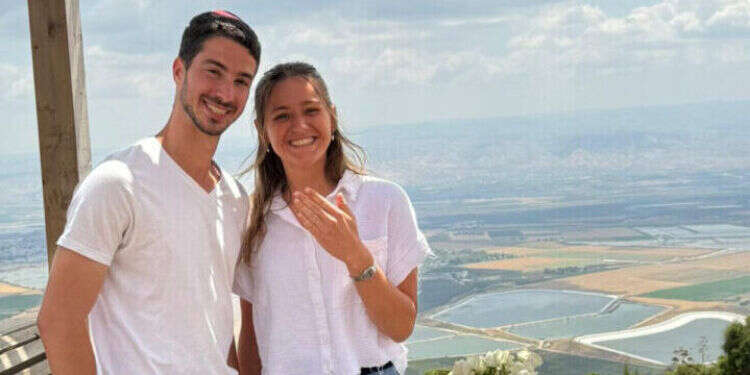 "הוא היה גבר־גבר וגם מתוק". אמונה ויהונתן בהצעת הנישואין ביום העצמאות. צילום: באדיבות המשפחה