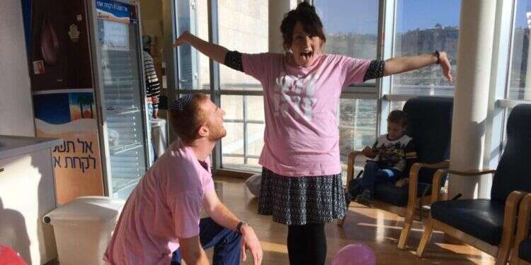 מהמחלקה האונקולוגית לטקס סוף מסלול: הצעות הנישואין המיוחדות לכבוד ט"ו באב