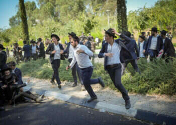 מפגינים חרדים ליד בסיס הקליטה והמיון בתל־השומר, בשבוע שעבר. צילום: אריק מרמור - פלאש 90