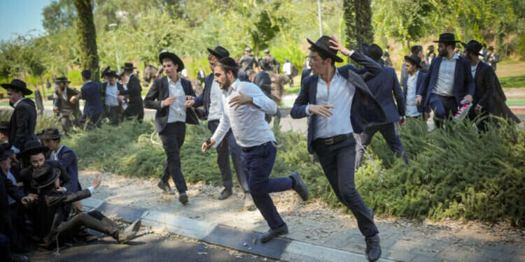 מפגינים חרדים ליד בסיס הקליטה והמיון בתל־השומר, בשבוע שעבר. צילום: אריק מרמור - פלאש 90