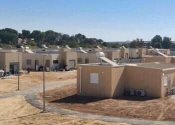 המבנים הזמניים של חברי קיבוץ חולית בנגב, השבוע. צילום: אלישיב רייכנר