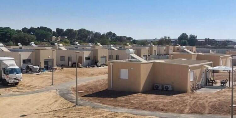 המבנים הזמניים של חברי קיבוץ חולית בנגב, השבוע. צילום: אלישיב רייכנר