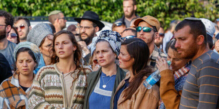 שביב תקווה שנרמס. משפחת ליבמן בלוויה. צילום: גרשון אלינסון, פלאש 90 שביב תקווה שנרמס. משפחת ליבמן בלוויה. צילום: גרשון אלינסון, פלאש 90