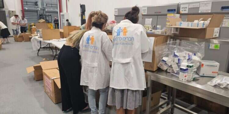 מתנדבות במרלוג חברים לרפואה. צילום באדיבות העמותה הכוננות למתקפה וההיערכות לחלוקת תרומת תרופות וציוד במצבי חירום