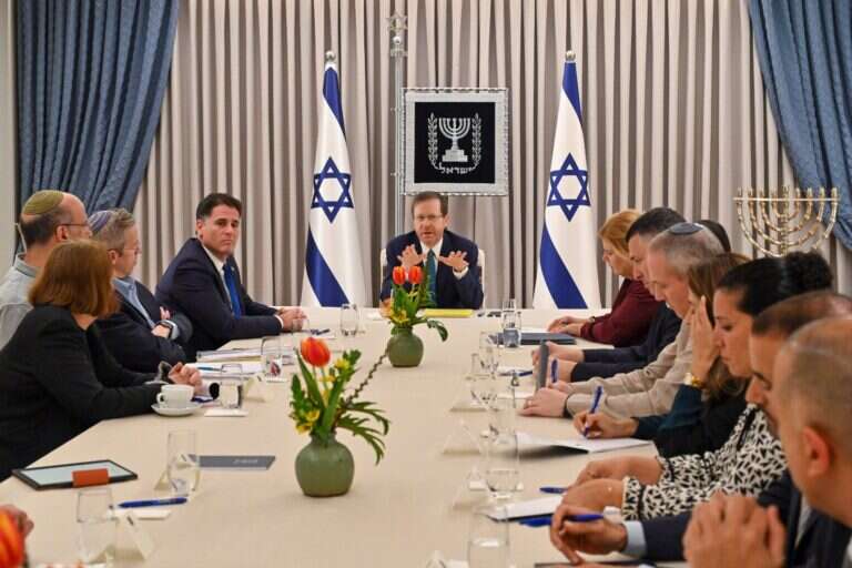 "מי שמכיר יודע שהסכימו שם על הכל". שיחות הפשרה בבית הנשיא. צילום: קובי גדעון, לע"מ