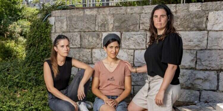 "אנחנו משפחות רגילות שחיות במציאות לא רגילה". הדס, יעל וטל. צילום: נעמה שטרן