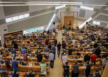 בית המדרש בישיבת ההסדר נווה־דקלים שבאשדוד. צילומים: דביר הריסון, צילום בזווית אחרת