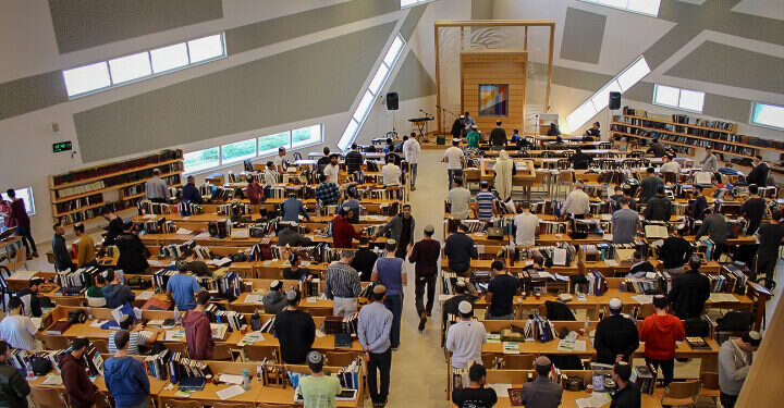 בית המדרש בישיבת ההסדר נווה־דקלים שבאשדוד. צילום: דביר הריסון, צילום בזווית אחרת בית המדרש בישיבת ההסדר נווה־דקלים שבאשדוד. צילומים: דביר הריסון, צילום בזווית אחרת