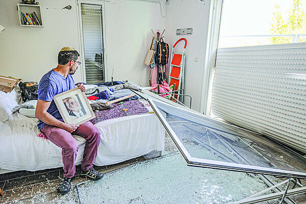אליהו גליל בביתו בשתולה. צילום: נעמה שטרן אליהו גליל בביתו בשתולה. צילום: נעמה שטרן