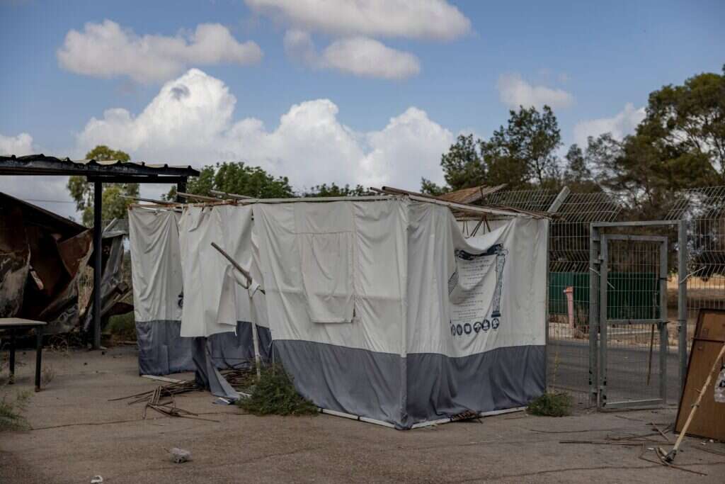הסוכות משנה שעברה עדיין עומדות על תילן. נחל־עוז, השבוע. צילום: נעמה שטרן