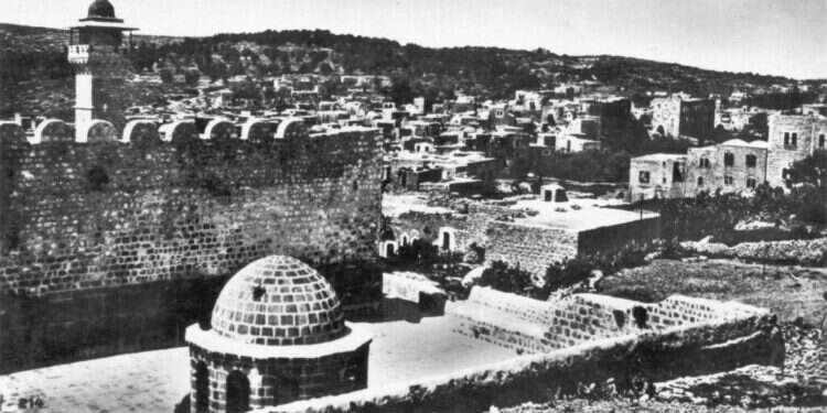 מערת המכפלה בחברון בתחילת שנות העשרים. באדיבות נדב מן, ביתמונה, מאוסף יחיאל זהבי; האוסף הלאומי לתצלומים על שם משפחת פריצקר, הספרייה הלאומית מערת המכפלה בחברון בתחילת שנות העשרים. באדיבות נדב מן, ביתמונה, מאוסף יחיאל זהבי; האוסף הלאומי לתצלומים על שם משפחת פריצקר, הספרייה הלאומית