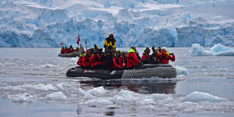 הגילוי הגדול של המשלחת הוא עיר אדירה שהקרח לא השמיד לגמרי שמסתתרת מאחורי רכס ההרים. צילום: איי.אף.פי הגילוי הגדול של המשלחת הוא עיר אדירה שהקרח לא השמיד לגמרי שמסתתרת מאחורי רכס ההרים. צילום: איי.אף.פי