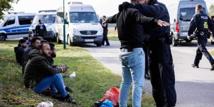 קצין משטרה גרמני בודק מהגרים ליד הגבול עם פולין. צילום: איי.אף.פי קצין משטרה גרמני בודק מהגרים ליד הגבול עם פולין. צילום: איי.אף.פי