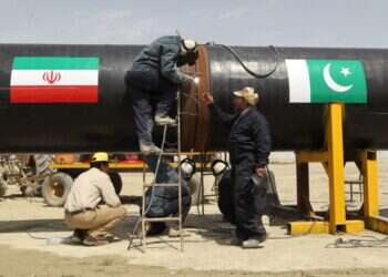 הצד האיראני התקדם, הצד הפקיסטני לא זז. טכנאים באירוע ראשית העבודות של פרויקט הנחת צינור הגז, לפני יותר מעשור. צילום: איי.אף.פי