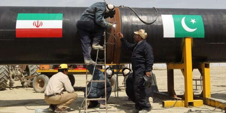 הצד האיראני התקדם, הצד הפקיסטני לא זז. טכנאים באירוע ראשית העבודות של פרויקט הנחת צינור הגז, לפני יותר מעשור. צילום: איי.אף.פי הצד האיראני התקדם, הצד הפקיסטני לא זז. טכנאים באירוע ראשית העבודות של פרויקט הנחת צינור הגז, לפני יותר מעשור. צילום: איי.אף.פי