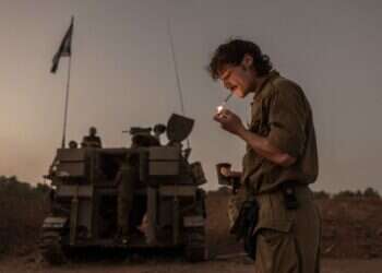 חייל מילואים בשטח כינוס. צילום: אבישג שאר– ישוב חייל מילואים בשטח כינוס. צילום: אבישג שאר– ישוב