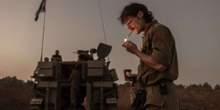 חייל מילואים בשטח כינוס. צילום: אבישג שאר– ישוב